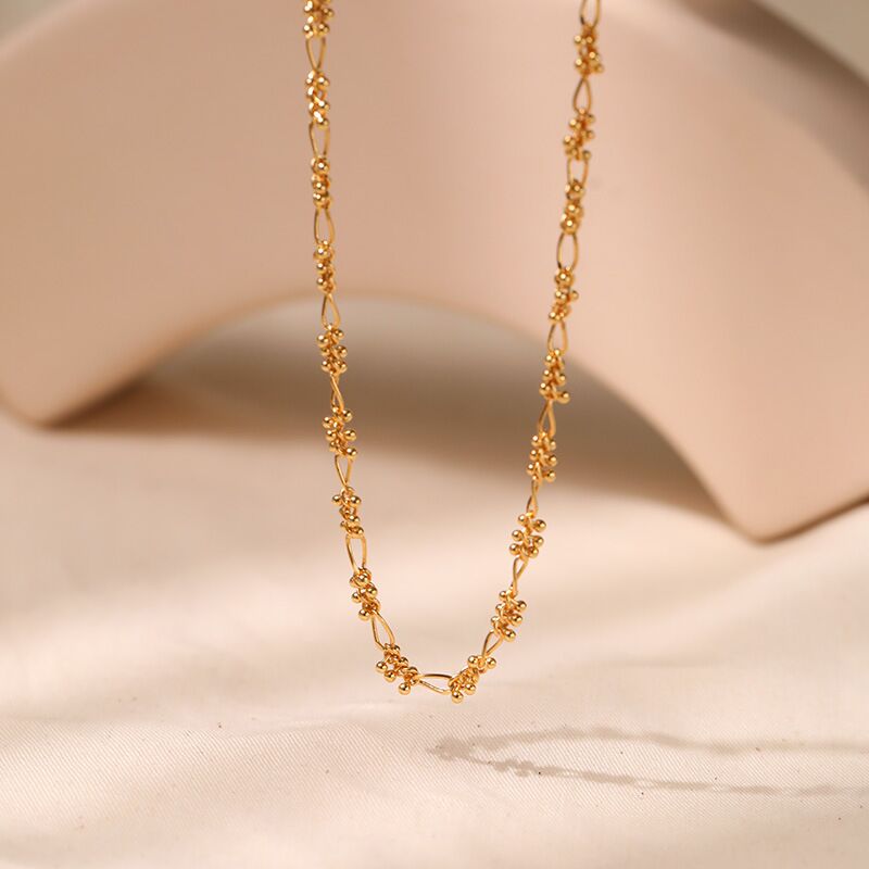 Elegant collarbone necklace